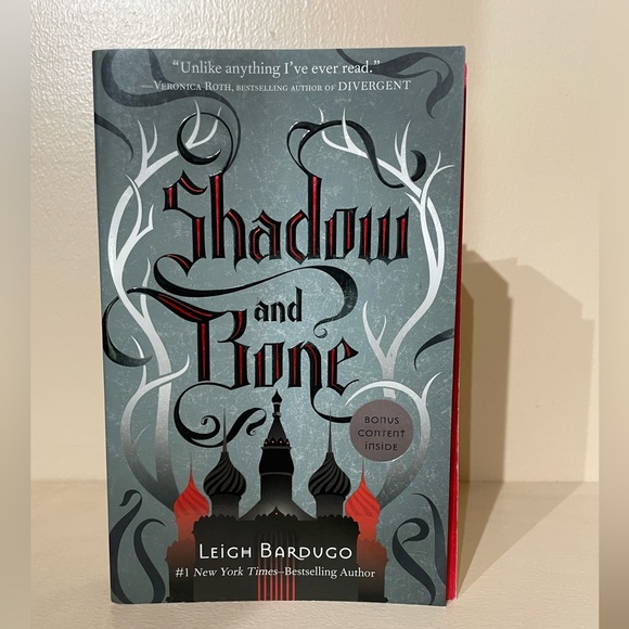 Shadow and Bone (The Grisha Trilogy) Leigh Bardugo - signed paperback copy - Picture 1 of 4